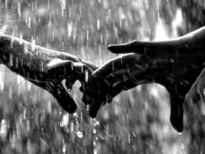 Être proactif Mains sous la pluie